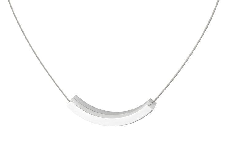 Collar con forma de arco en color plateado y acabado brillante.