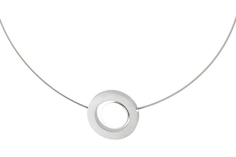 Collar con un colgante en forma de anillo plateado.