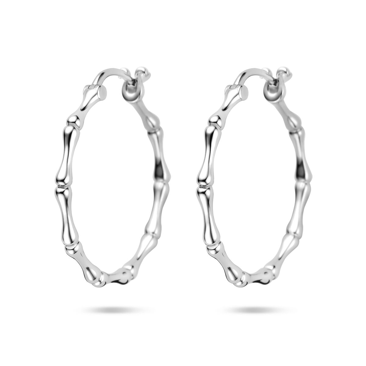 Pendientes de aro de plata, con acabado rodiado, en forma ovalada y diseño texturizado.