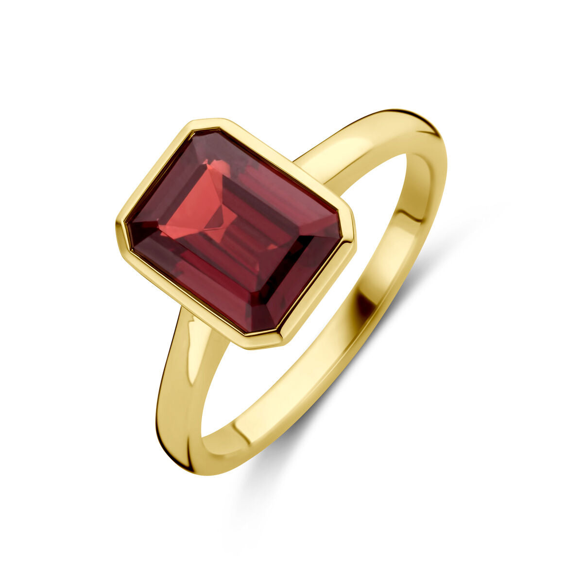 Anillo de granate en oro amarillo de 14 quilates con forma rectangular.
