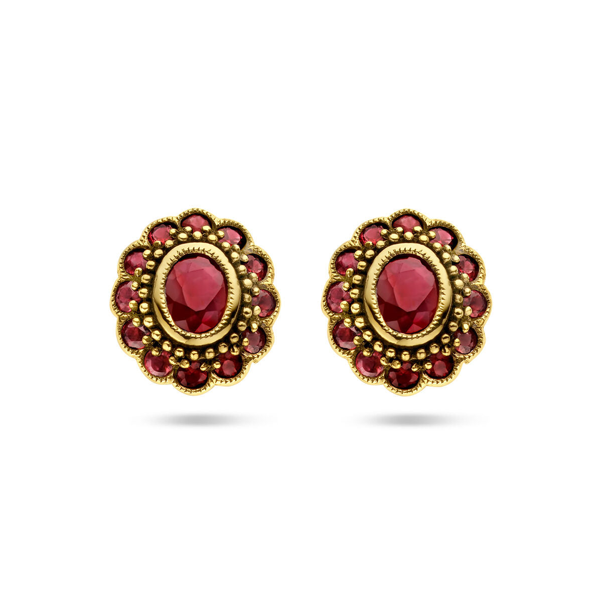 Pendientes de oro amarillo de 14K con rubíes en forma de flor.