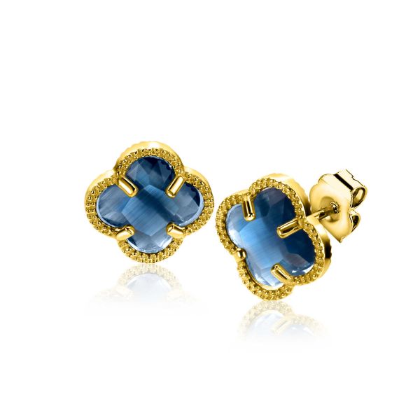 De Zinzi oorbellen ZIO2662DB hebben elegante goudkleurige studs met een hart van blauwe halfedelstenen in de vorm van een quatrefoil, delicaat omrand door kleine goudkleurige kraaltjes - perfect om een verfijnde touch toe te voegen aan elke look.