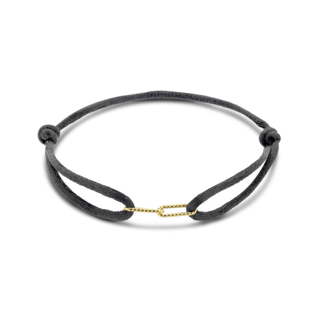 Een minimalistische zwart gevlochten armband van de Van der Kooij Collectie, gemaakt van satijn (13-26 cm) met een 14K gouden element en accenten in rubber/nylon/leer.