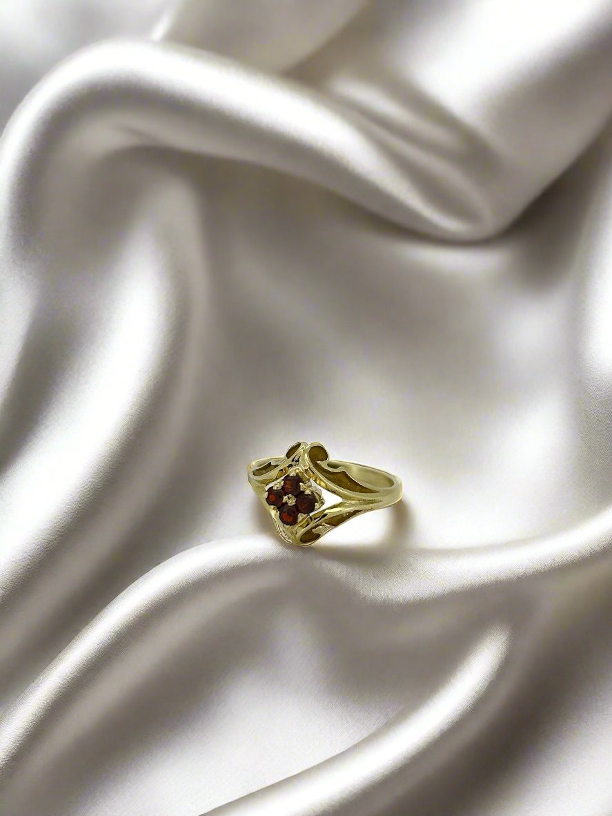 Anillo vintage de oro amarillo de 14k con granate rojo en diseño elegante.