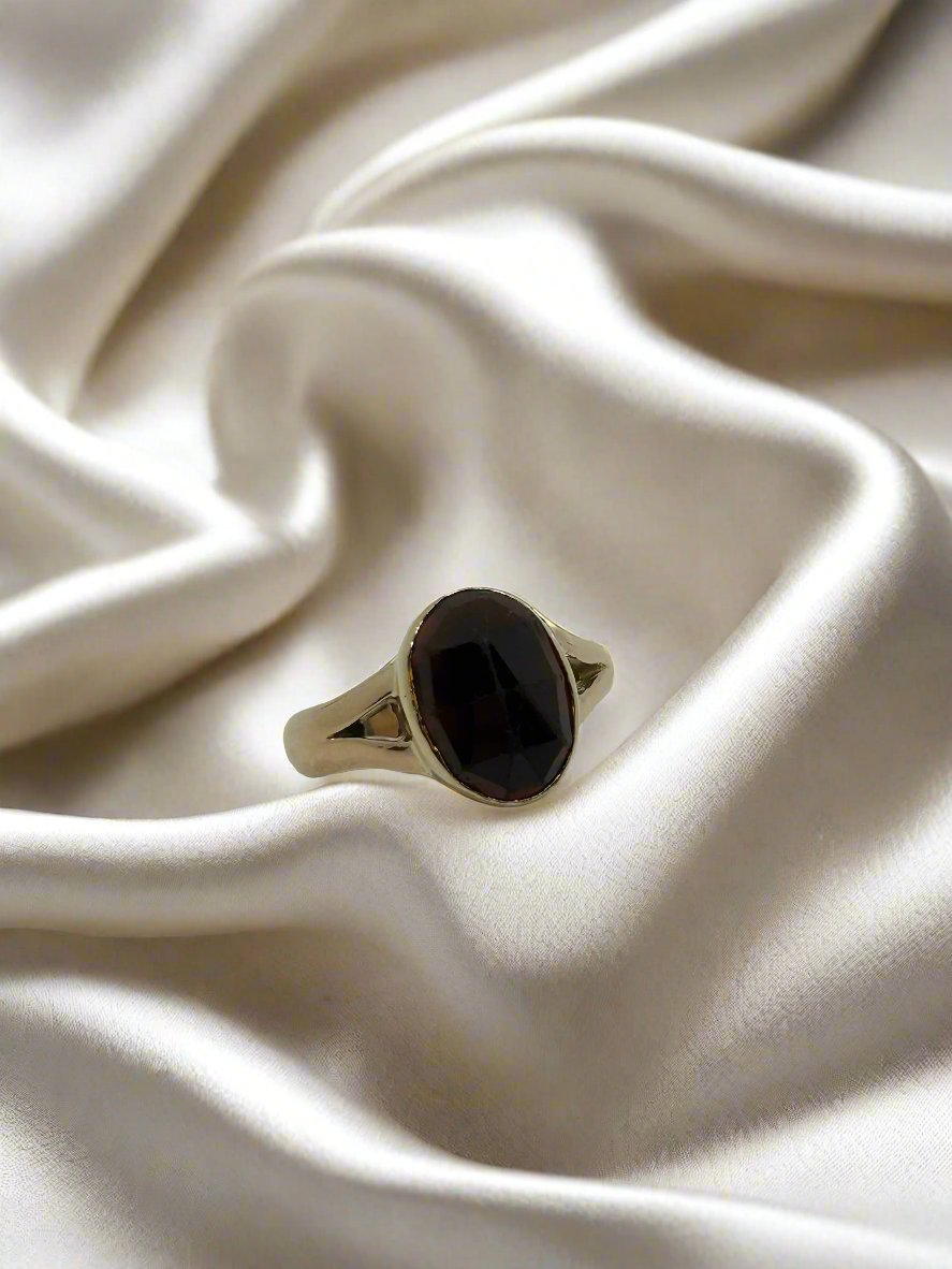 Anillo vintage de oro de 14k con granate ovalado de 5.5gr.