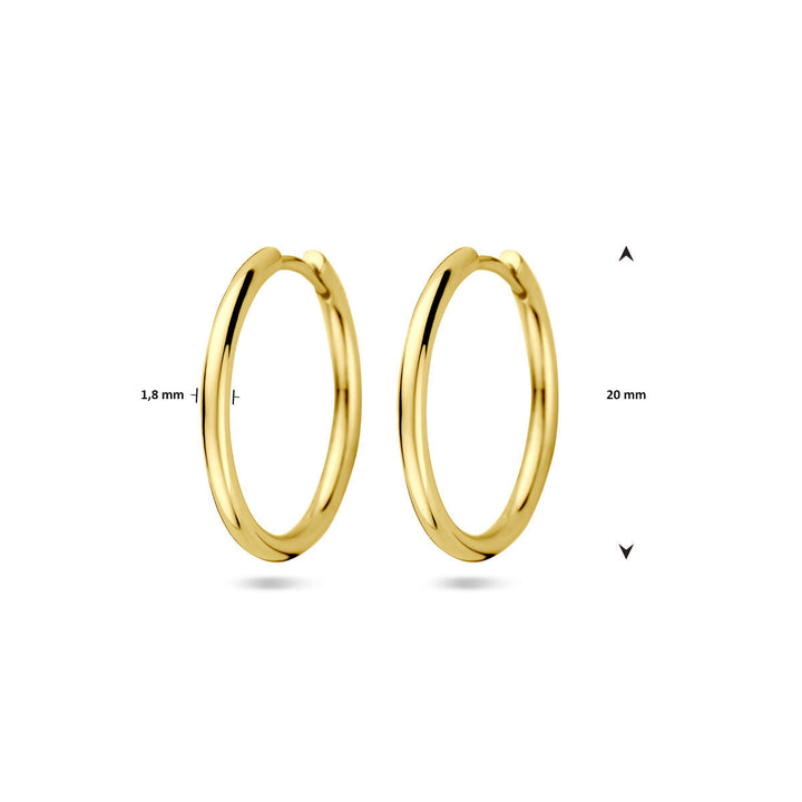 Twee klapoorringen 1,8 mm buis van 14K geelgoud uit de Van der Kooij Collectie, diameter 20 mm, zijn als eenvoudig gepolijste oorbellen zichtbaar op een witte achtergrond.