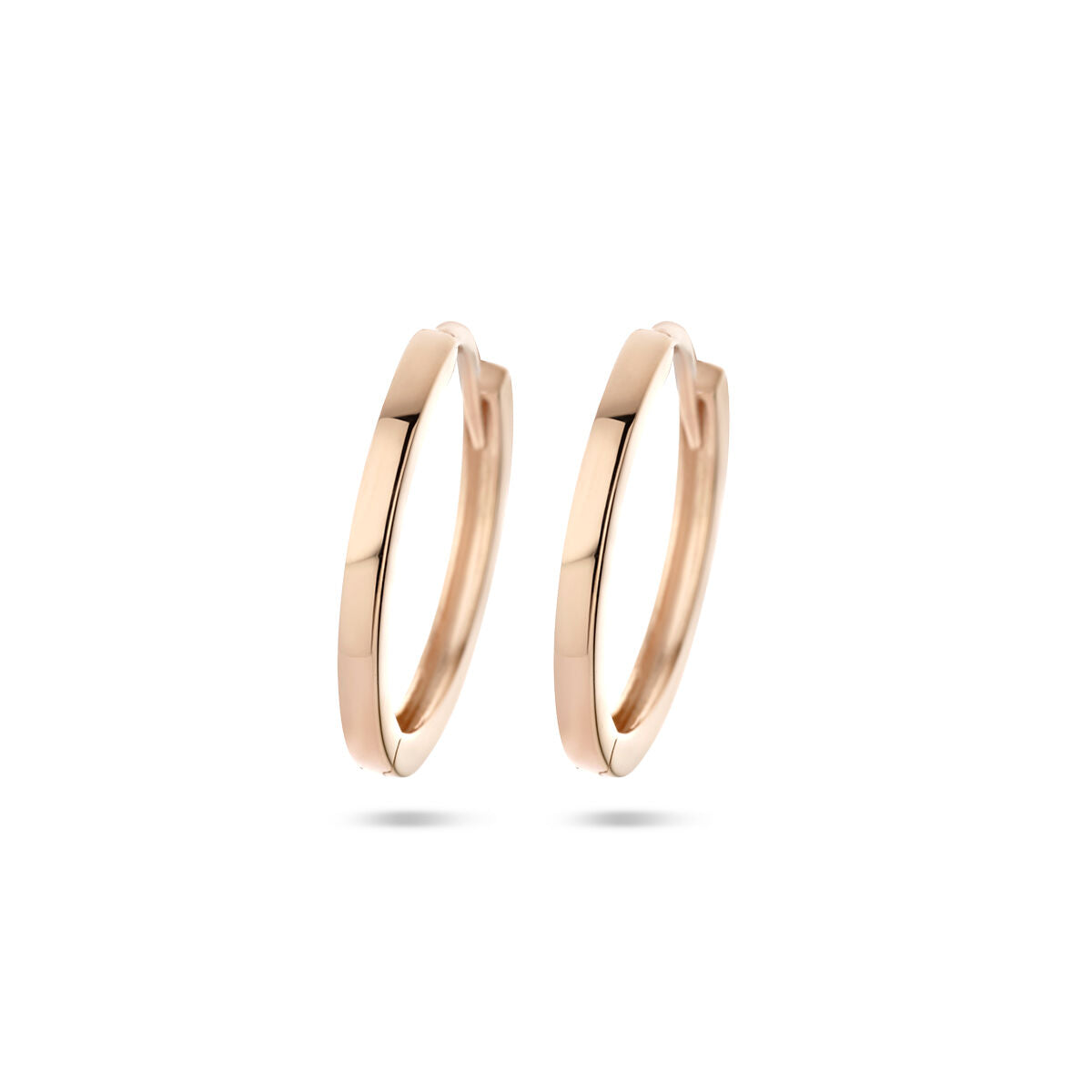Pendientes de aro de oro rosado de 14 quilates con un diseño liso y moderno.