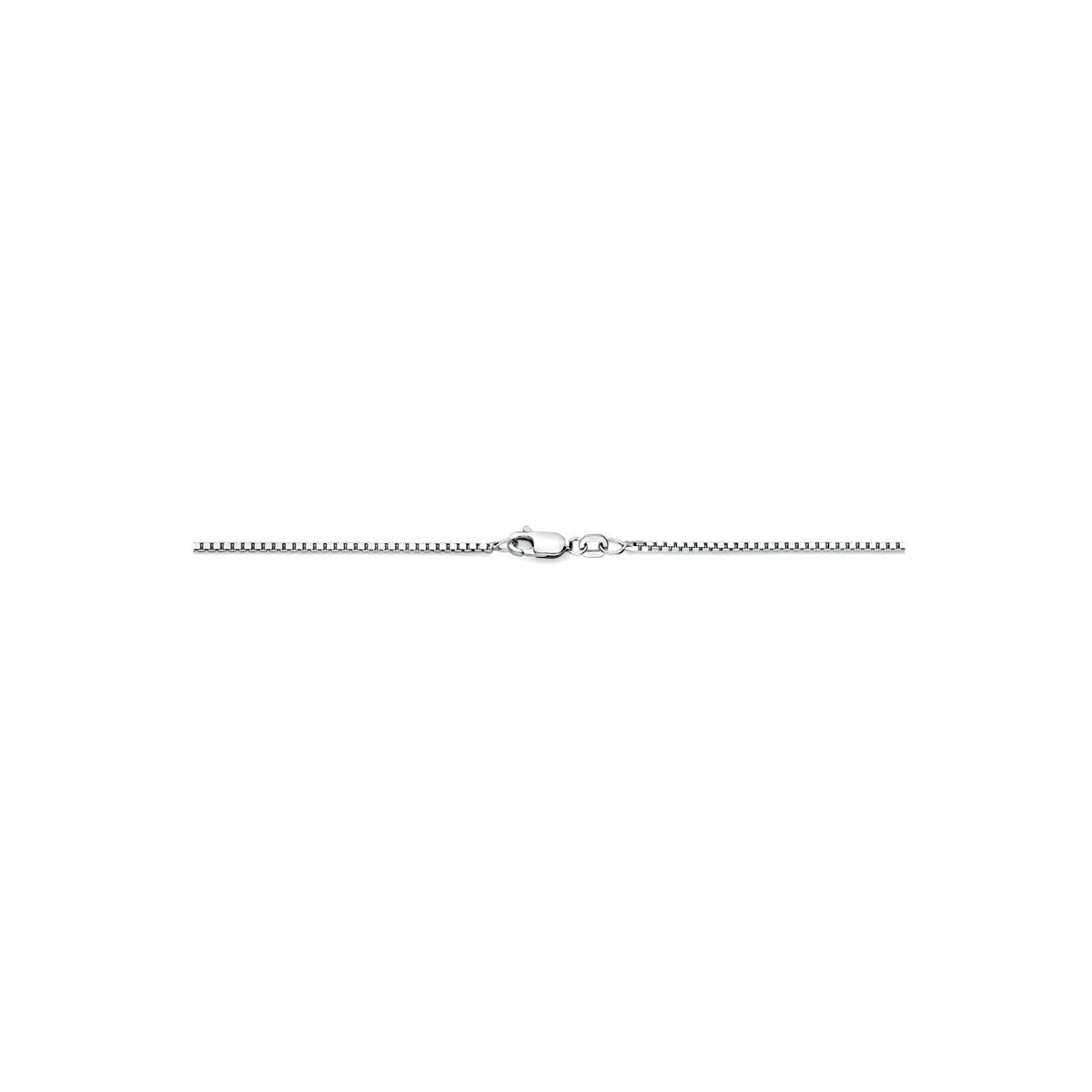 Een dunne zilveren collier venetiaans 1,4 mm van Van der Kooij Collectie met een venetiaans vlak dessin en kleine karabijnsluiting, afgebeeld op een effen witte achtergrond.