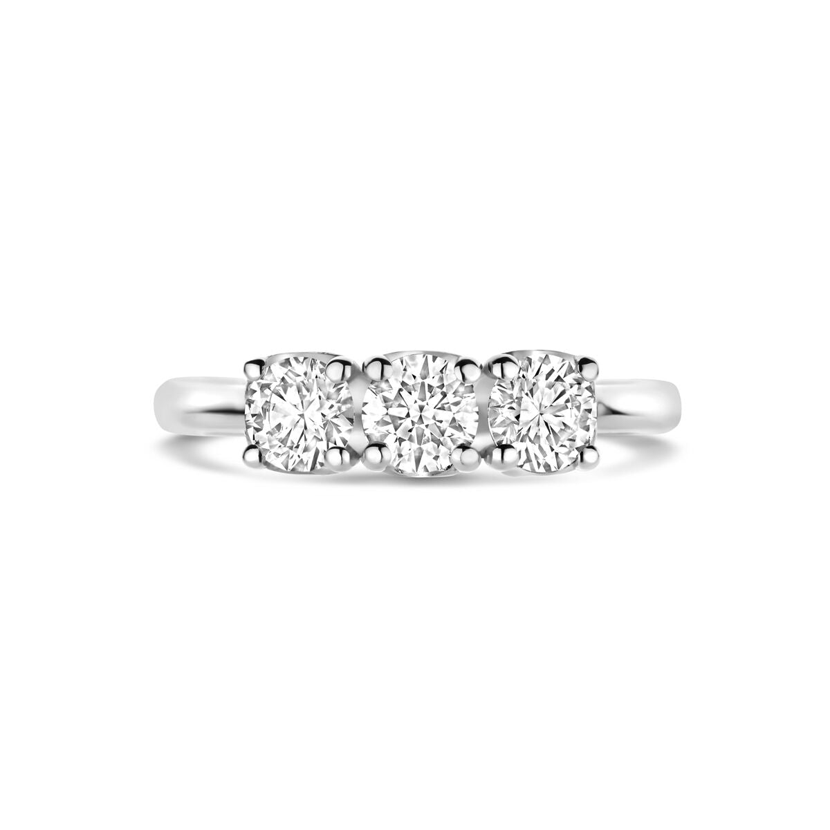 De Van der Kooij Collectie ring trilogie lab grown diamant 0.90ct g vs in 14K witgoud heeft drie rondgeslepen lab-grown diamanten naast elkaar gezet op een slanke witgouden band, afgebeeld op een witte achtergrond.