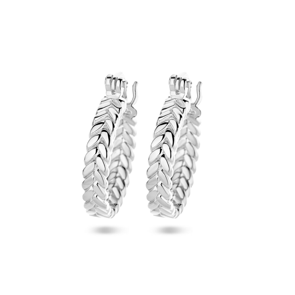Pendientes de aro de plata con diseño de veermotief y acabado rodiado.