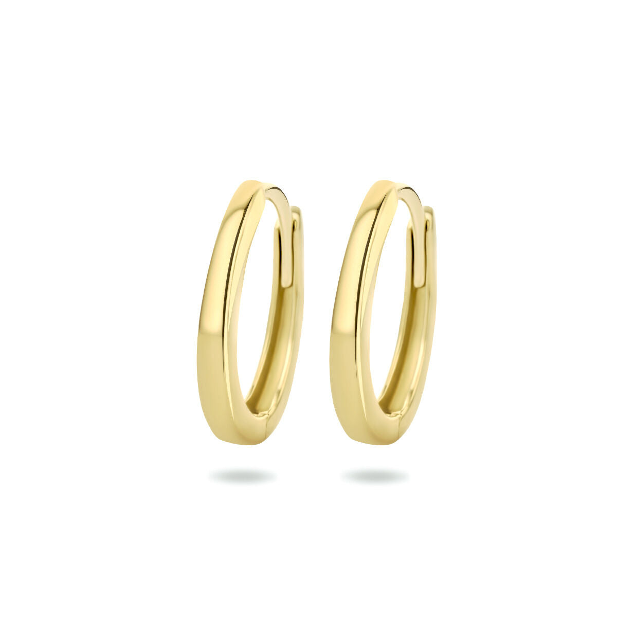 Pendientes de aro de 14K en oro amarillo con un diseño liso y moderno.