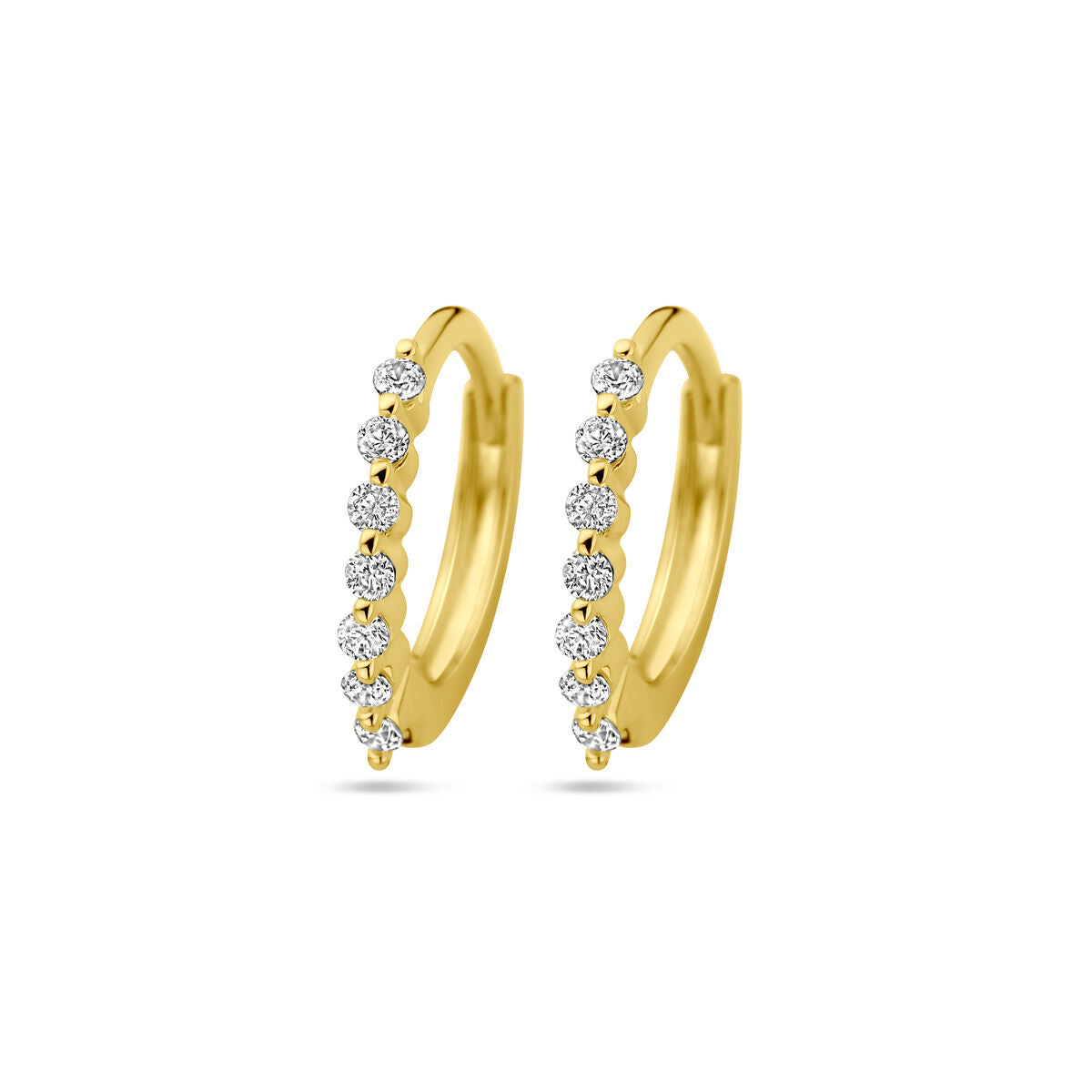 Aros de oro amarillo con circonitas brillantes en un lado.