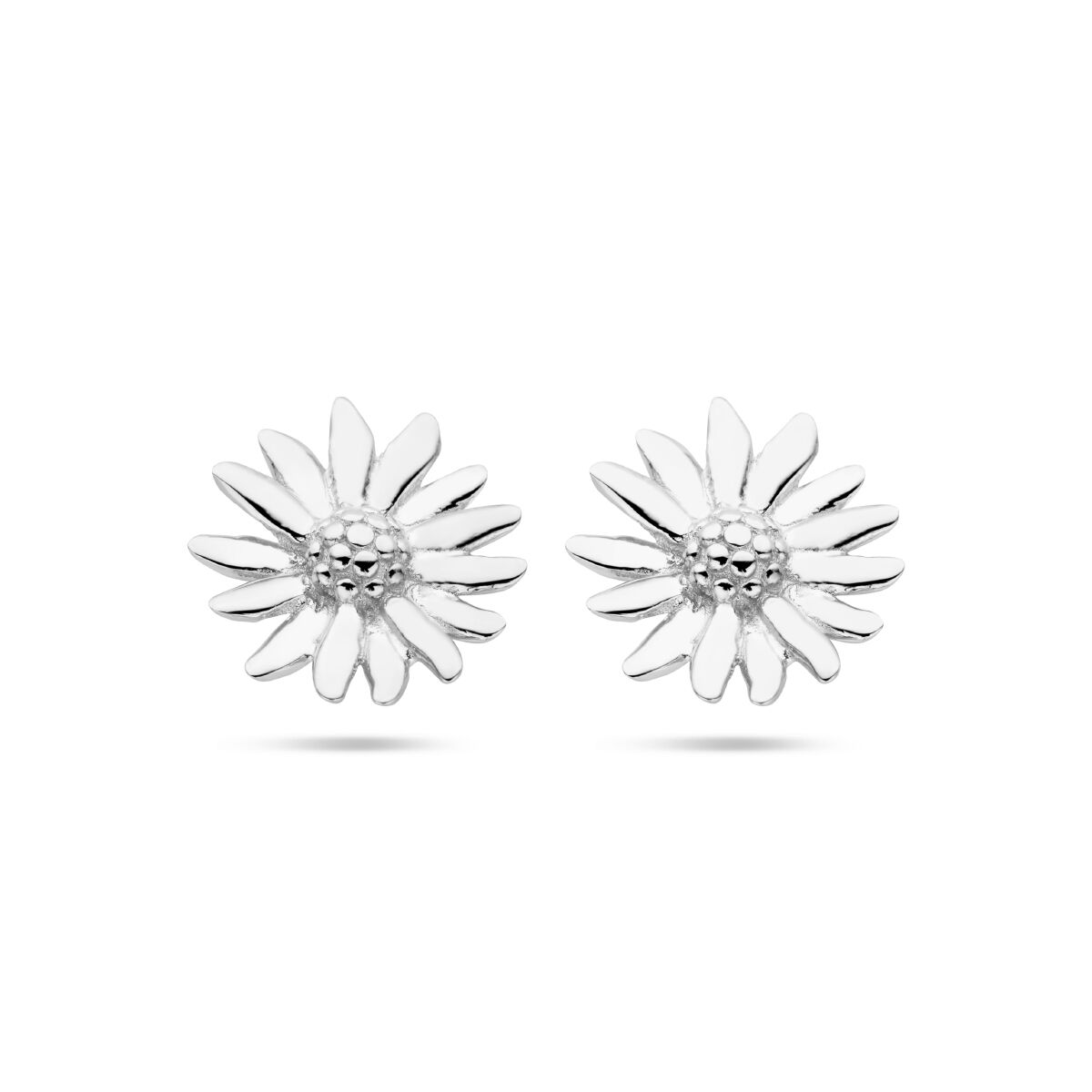 Pendientes de primera puesta en forma de margarita, de plata rodiada, con detalles texturizados.