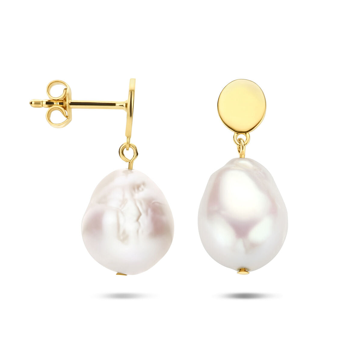 Een paar Van der Kooij Collectie oorhangers barok parel 14K geelgoud met onregelmatige zoetwaterparels hangend aan ronde gouden stiften, afgebeeld op een witte ondergrond.