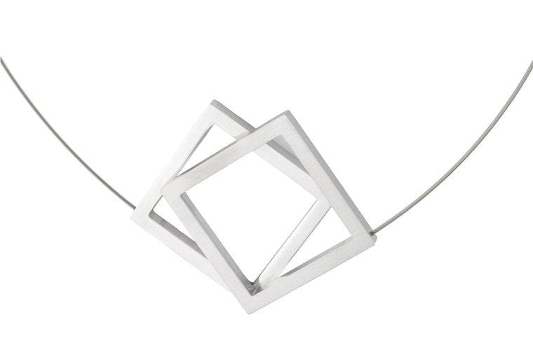 Collar con dos grandes cuadrados en plata.
