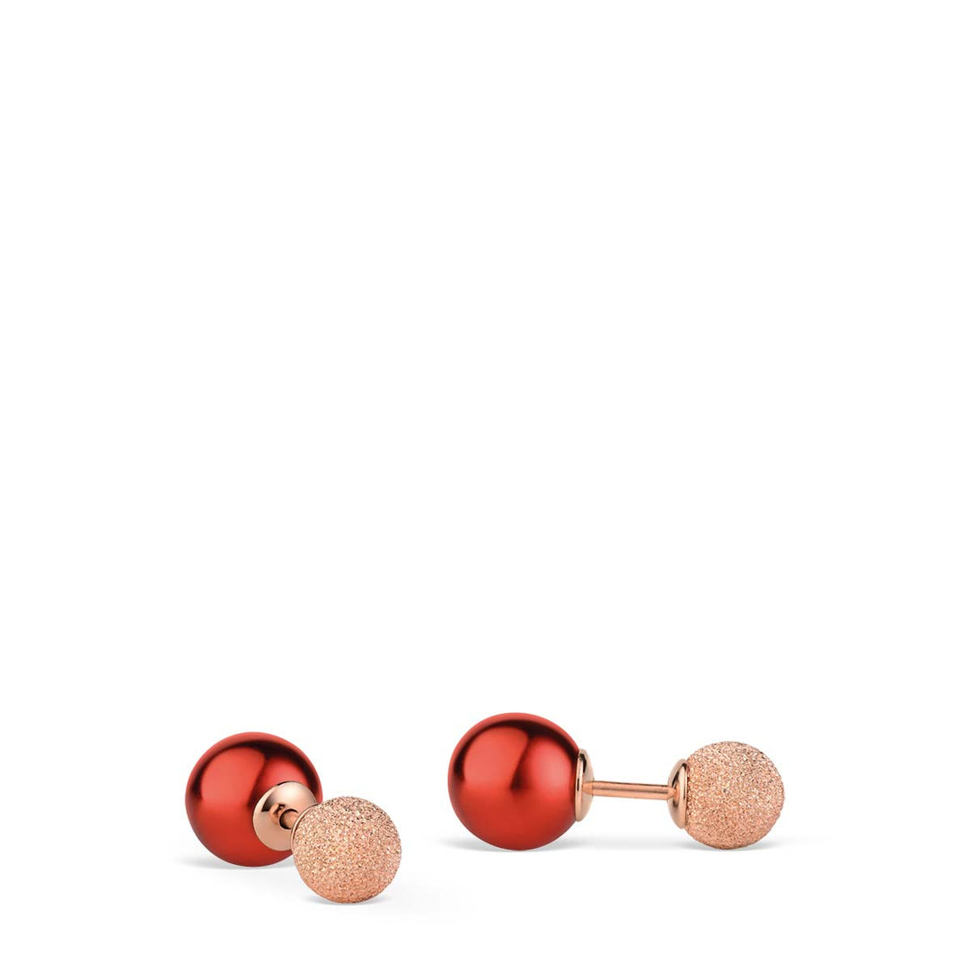 De Bering 703-394-05 manchetknopen, gemaakt van 925 zilver, hebben een glanzende rode bol en een getextureerde roségouden bol aan elk uiteinde. Deze verfijnde manchetknopen worden weergegeven tegen een witte achtergrond, wat een stijlvol contrast creëert.