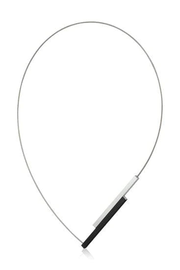 Collar de tiras largas mate en negro con detalle en plata.