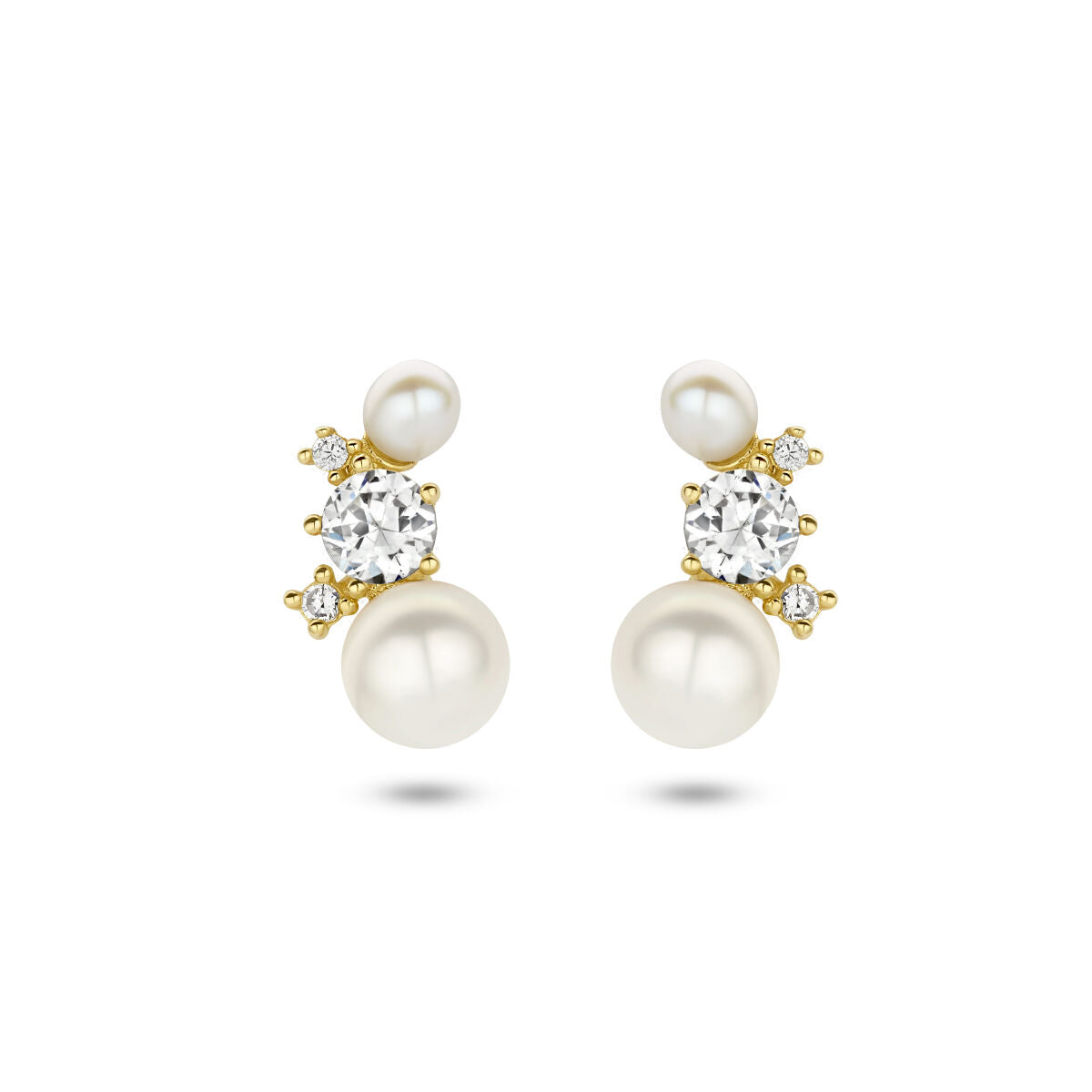 Pendientes de perla y circonita en oro amarillo de 14K.