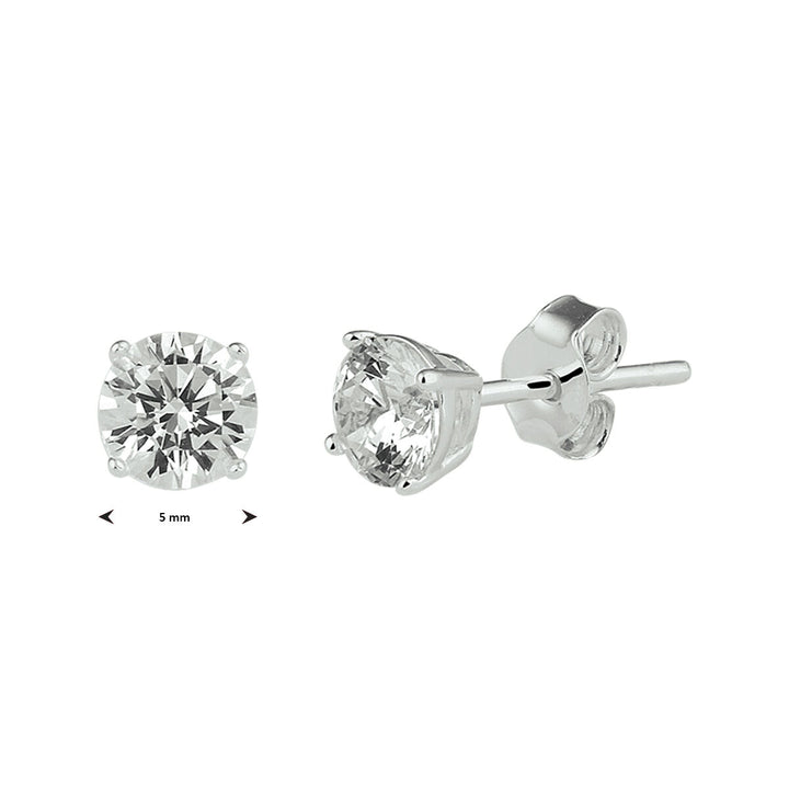 Van der Kooij Collectie oorknoppen zirkonia zilver wit: ronde, briljantgeslepen zirkonia steentjes in vierpoots zetting van wit metaal, getoond vanaf voor- en zijkant. Elk knopje is circa 5 mm breed volgens de schaal.