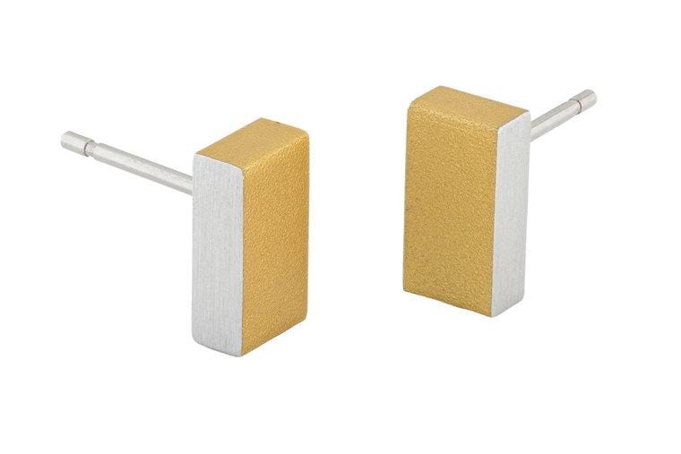 Pendientes rectangulares en color dorado y plateado con acabado mate.