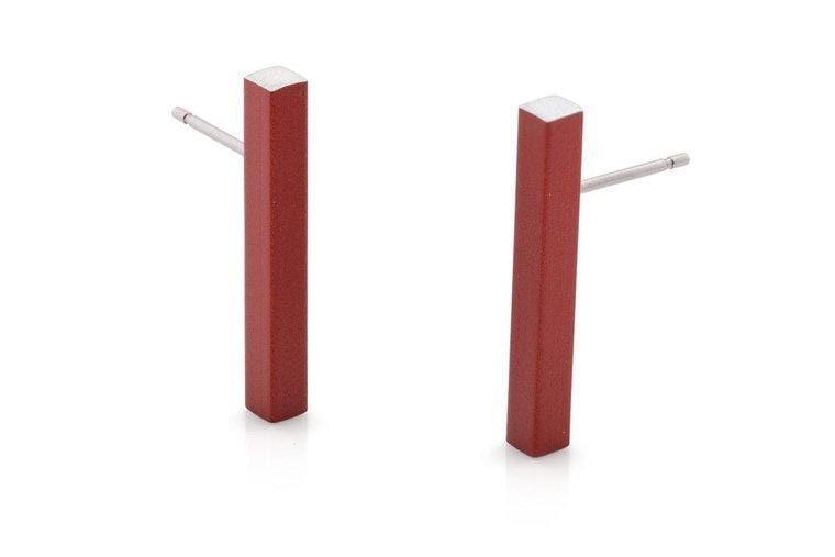 Pendientes de barra rojos con acabado mate y detalle en metal plateado.