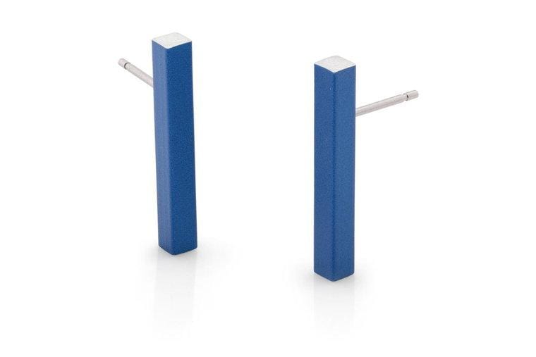 Pendientes de barra azules con acabado mate y detalle en plata.