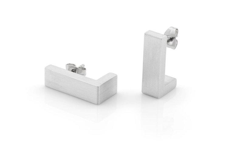 Pendientes de acero en forma de L, con acabado mate y cierre de presión.
