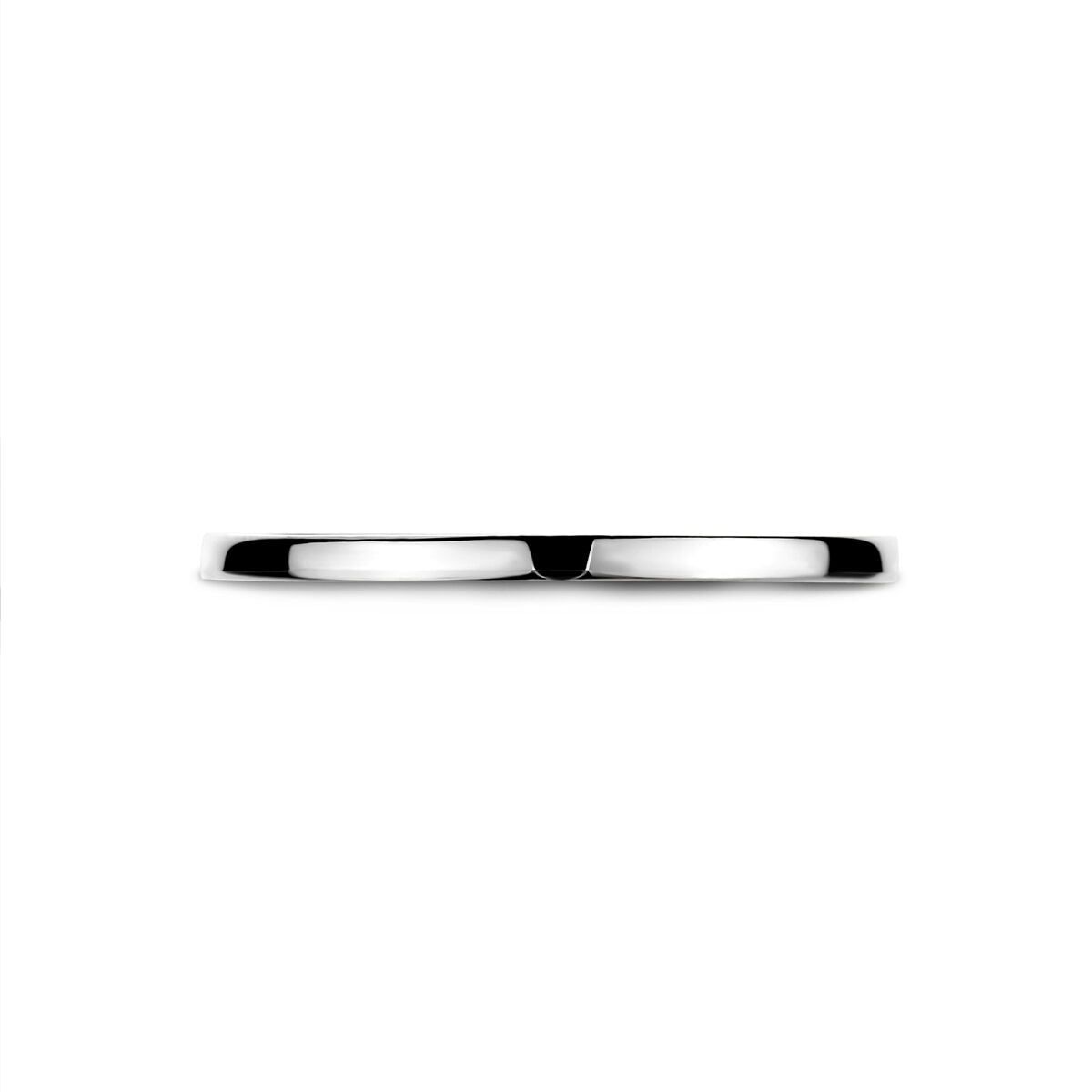 De Van der Kooij Collectie ring 14K witgoud heeft een eenvoudig, gepolijst ontwerp met een plat profiel, van opzij gezien tegen een effen witte achtergrond.