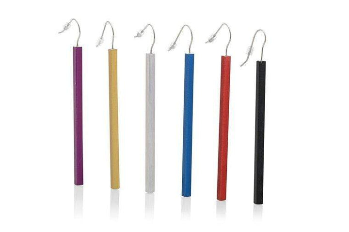 Zes levendige, kaarsvormige Oorhanger lange staafjes O38 van CLIC Creations worden verticaal op een witte achtergrond weergegeven. Deze oorbellen zijn met zorg vervaardigd in de kleuren paars, geel, wit, blauw, rood en zwart in Nederland en hebben elegante gebogen witte lonten aan de bovenkant.