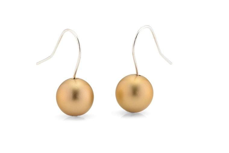 Twee bolvormige oorbellen met haakjes van Clic Creations, in O39goud, op een witte achtergrond.