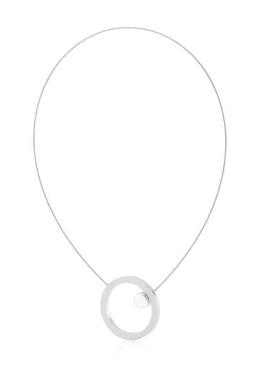 Collar con gran anillo y círculo brillante en plata.