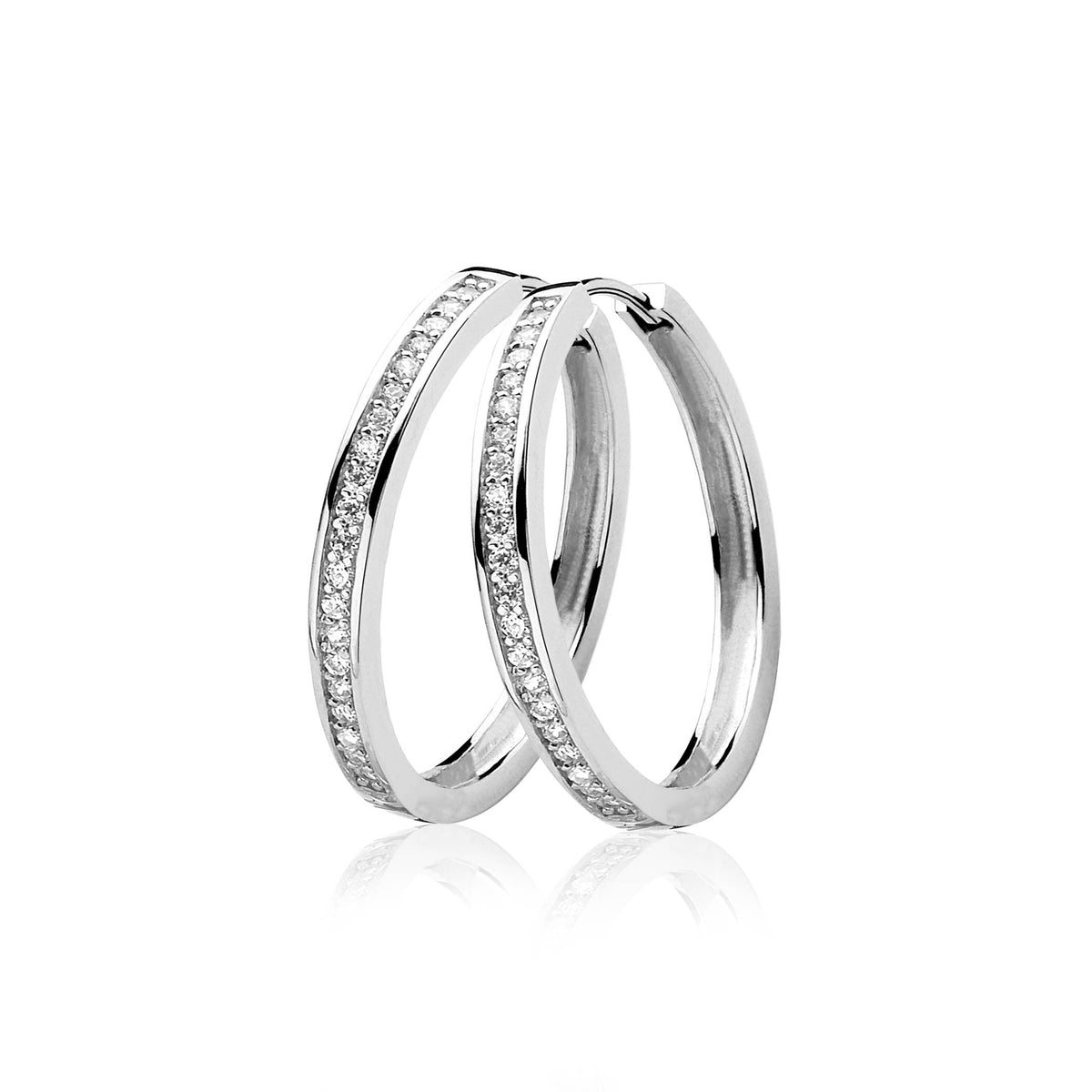 Pendientes de aro de plata con detalles de circonitas brillantes.