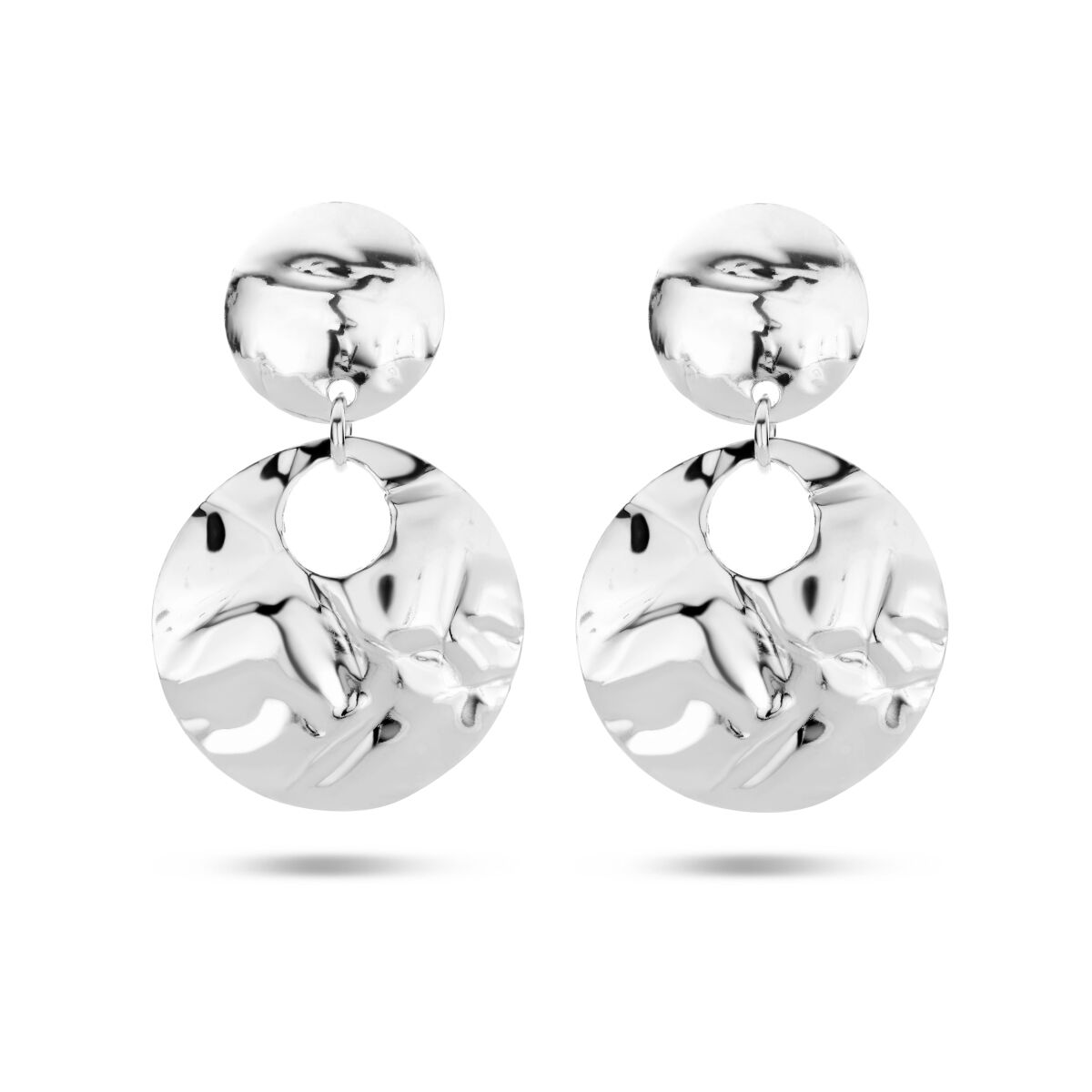 Pendientes largos de plata con acabado pulido y textura martillada.