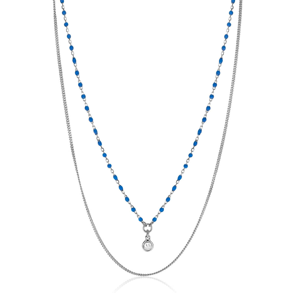 Collar de plata con cuentas azules y colgante brillante en el centro.