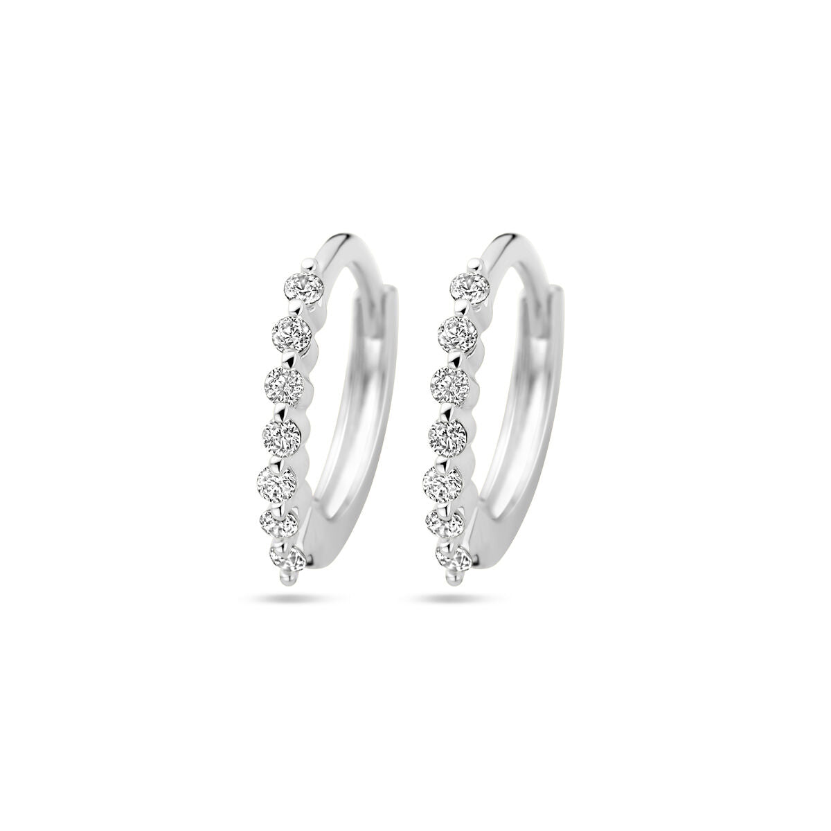 Pendientes de aro de plata rodiada con circonitas brillantes en un diseño lineal.