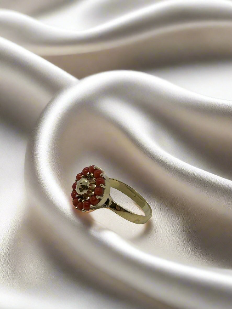 Anillo vintage de oro de 14k con coral rojo y detalle en forma de flor.