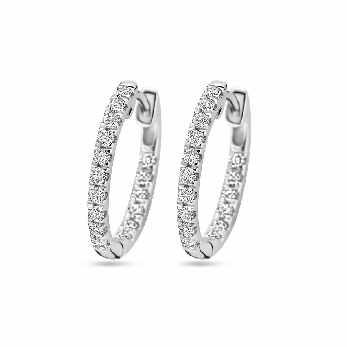 Pendientes de aro de oro blanco de 14K con diamantes lab-grown de 0.46 ct (2x 0.23 ct) en un diseño brillante.