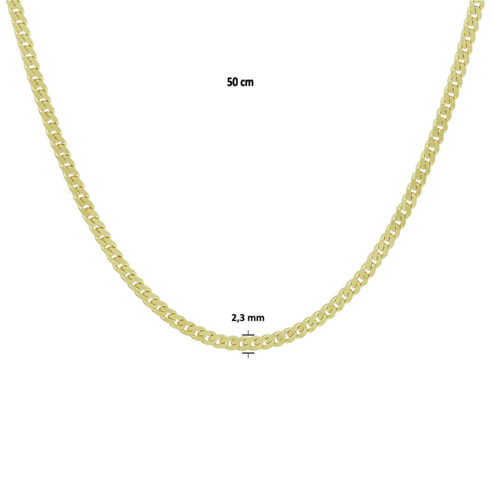 Massieve 14K geelgouden gourmette ketting, 2,4 mm breed en 50 cm lang, uit de Van der Kooij Collectie. Gepresenteerd op een witte achtergrond met maatlabels boven en onder de ketting.