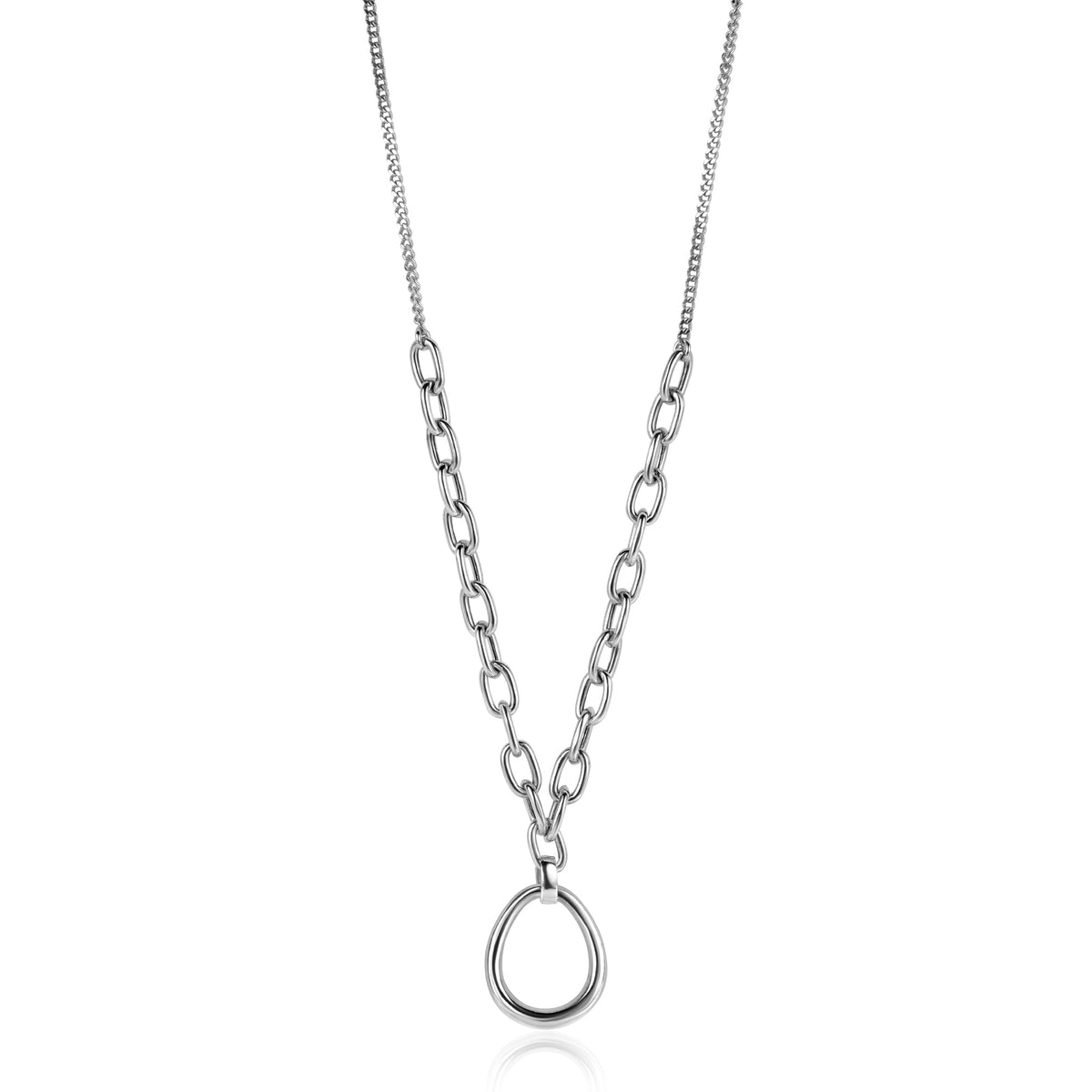 Cadena de plata con eslabones y colgante en forma de gota.