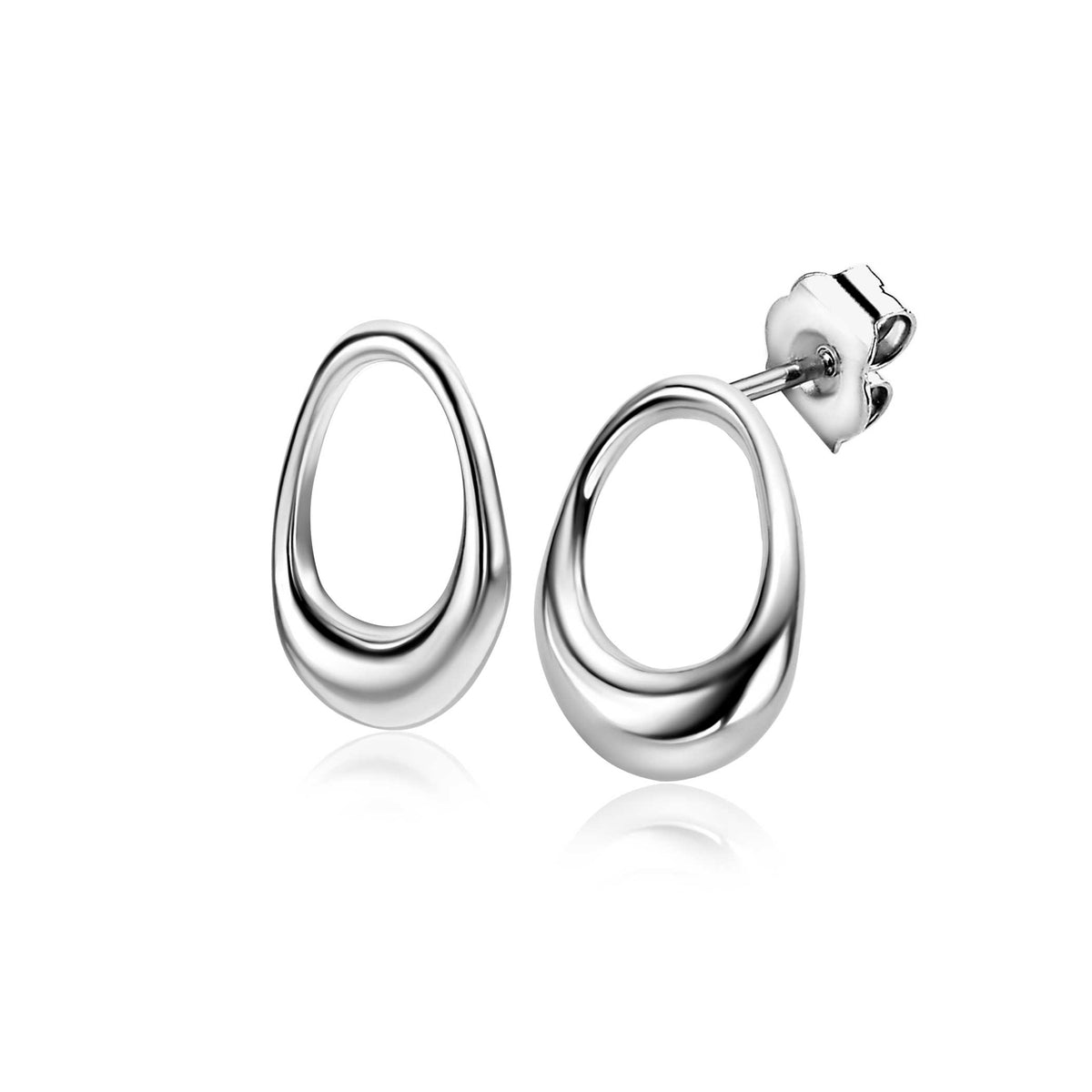 Pendientes de plata con forma ovalada y acabado pulido.