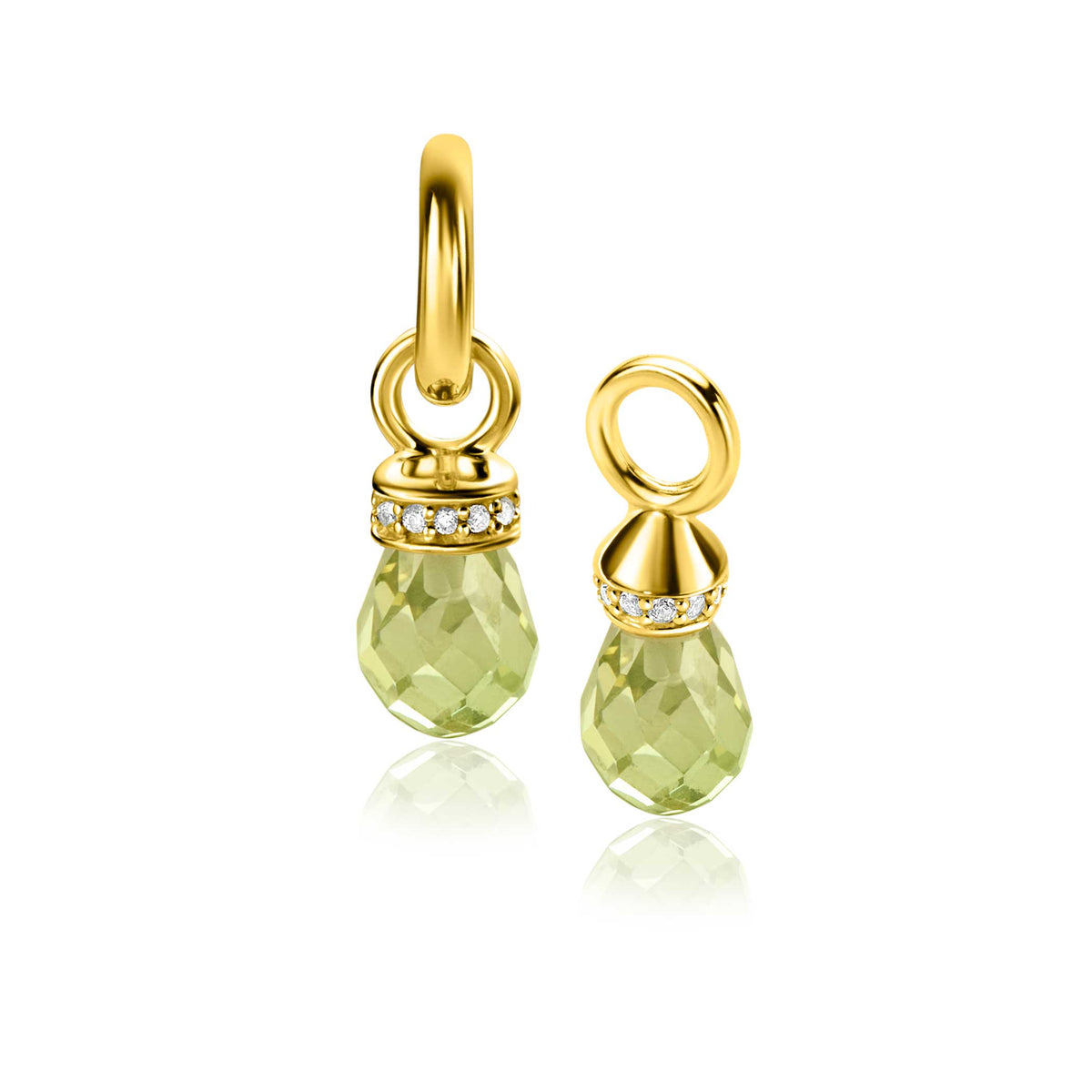Pendientes de aro dorados con charm en forma de gota y piedra verde facetada.
