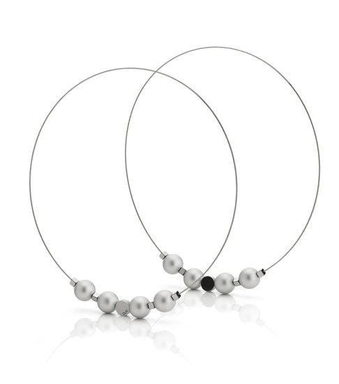 Collar de perlas con hilo metálico y perlas plateadas de diferentes tamaños.