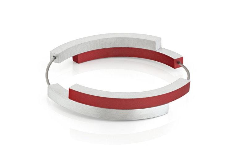 Pulsera de cuatro arcos en color rojo y plateado, con un diseño moderno y minimalista.