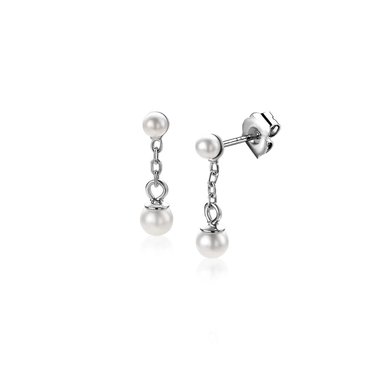 Pendientes largos de plata con perlas blancas y cadena delicada.
