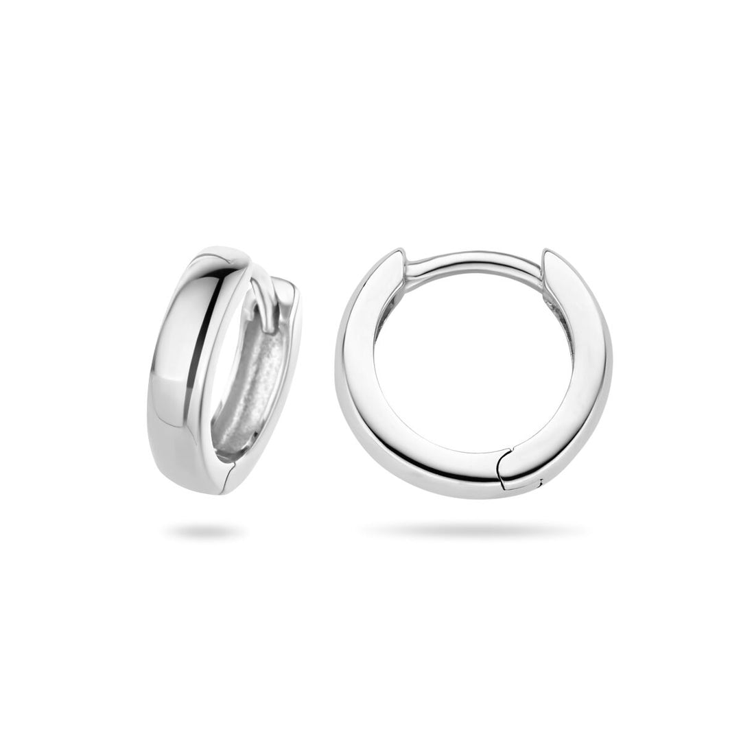 Een paar kleine, gepolijste Van der Kooij Collectie klapoorringen bol op een witte achtergrond; de ene staat rechtop terwijl de andere plat ligt waardoor de handige scharniersluiting zichtbaar is.