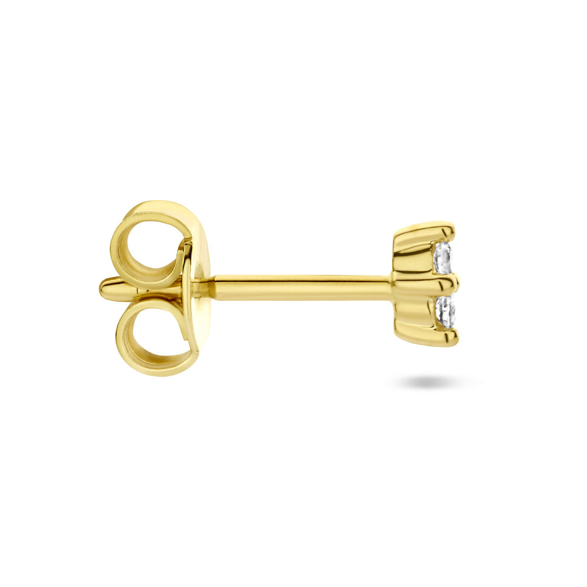 Een close-up zijaanzicht van de Van der Kooij Collectie oorknop diamant 0.02ct h p1 per stuk in 14K geelgoud, met een vlinder achterkant en drie diamanten op een rij gezet, getoond tegen een effen witte achtergrond.