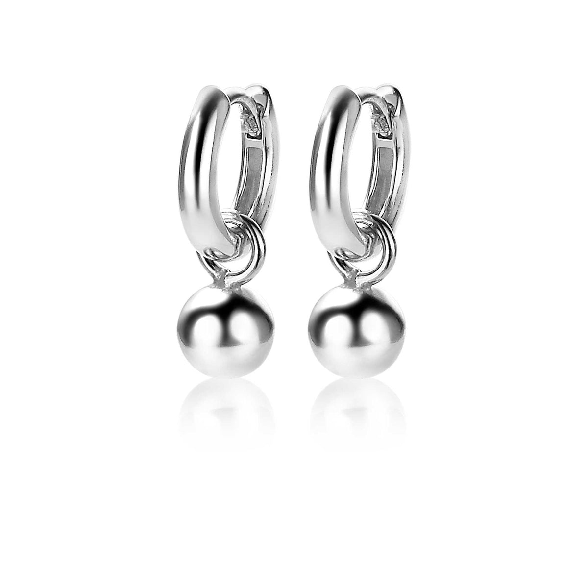 Pendientes de aro plateados con una esfera brillante colgante.