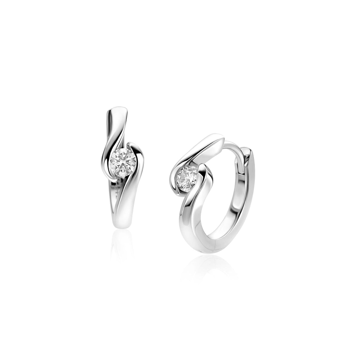 Aros de plata con diseño ondulado y una zirconia blanca redonda en el centro.