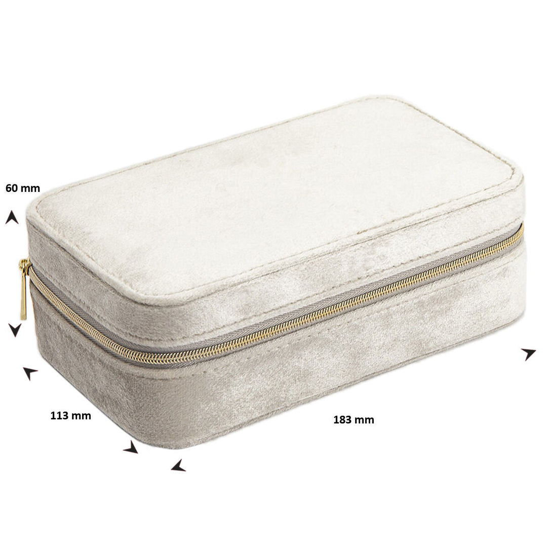 De Van der Kooij Collectie sieradenbox creme toebehoren is een rechthoekig koffertje in creme met een beige rits, zachte stoffen textuur en een afmeting van 183 × 113 × 60 mm. De rits loopt langs de bovenrand voor een veilige sluiting.