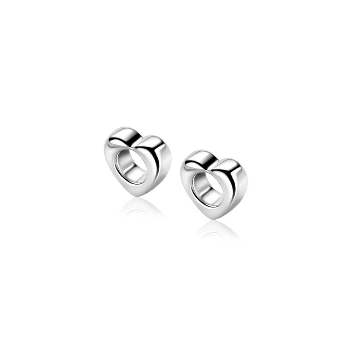 Pendientes de corazón en plata, con un diseño pulido y moderno.